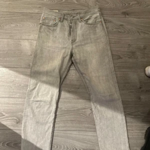 Levi’s jeans - Säljer mina gråa Levi’s 501 jeans. Nypris är 1200kr. De har inga slitningar och är i mycket bra skick. Köpte dem på Levi’s butiken i Stockholm