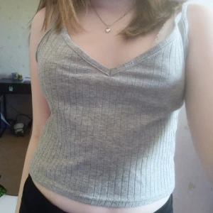 Grått linne - Säljer pga att jag inte använder den så mycket längre. 