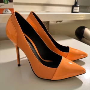 River island neon orange klackskor  - River island Neon orange klackskor  Storlek 37. Provad , Bra skick  Bekväm passform daglig & fest klackskor.