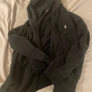 Polo ralph lauren hoodie zip  - Använts ganska mycket förut använts inte mycket just nu. Skicket är väldigt bra inga skador eller nåt. Passar M också .