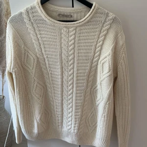 Stickad tröja - Jättefin stickad tröja. Kommer inte till användning.