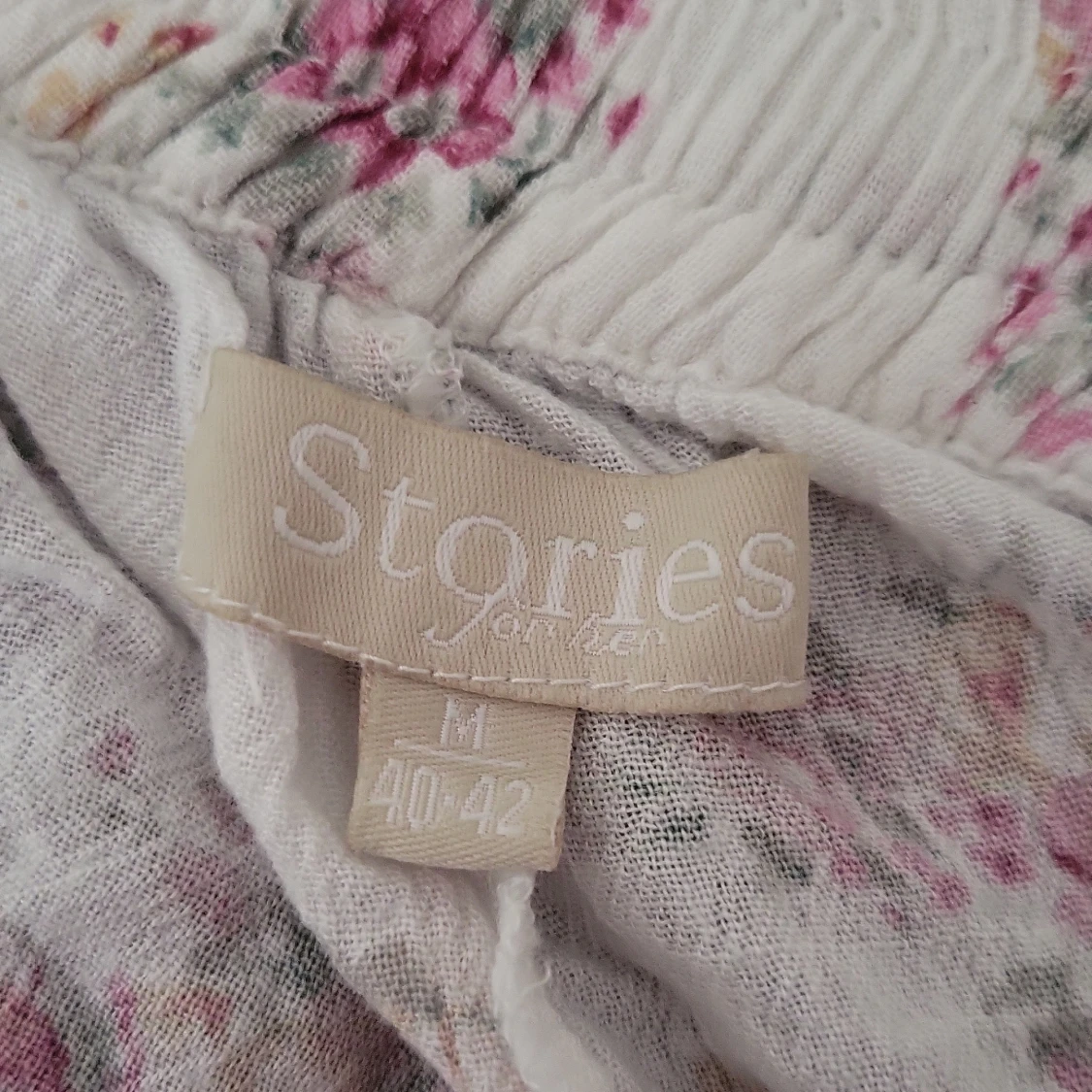 vita blommiga shorts i fint skick  - 90