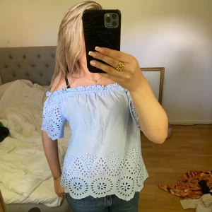 Blå blus - jättefin blå blus med blommigt mönster! Aldrig använd. Är i storleken M men känd mer som en S💕