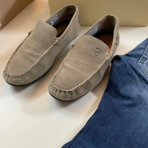 Loafers  - Riktigt stilrena loafers, en helt annan nivå nu på sommaren. Bra skick. Size 42. Hör av er vid funderingar! 