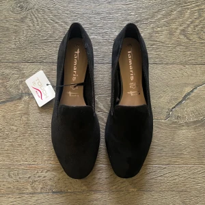 Svarta tamaris-mockasiner/ballerinaskor - Aldrig använda då dom är lite små i storleken. Är storlek 38 men passar som 37or. Mycket bra skick.