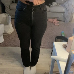 Highwaist straight svarta jeans - Väldigt fina jeans i bra skick, säljs då de är något för små för mig och kommer därför inte till användning. Helt hela längst ner!🥰 