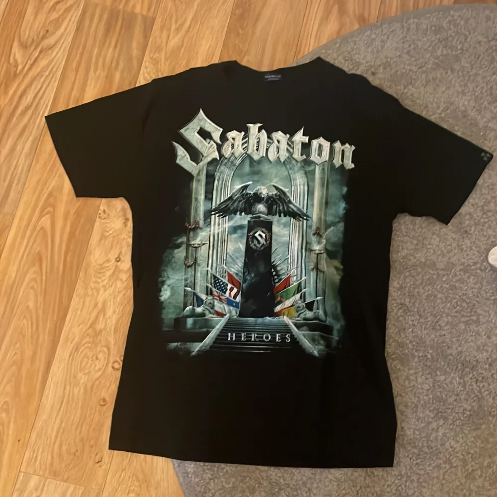 As fet sabaton tröja i storlek L, säljer pga den e för stor och pris kan diskuteras . T-shirts.