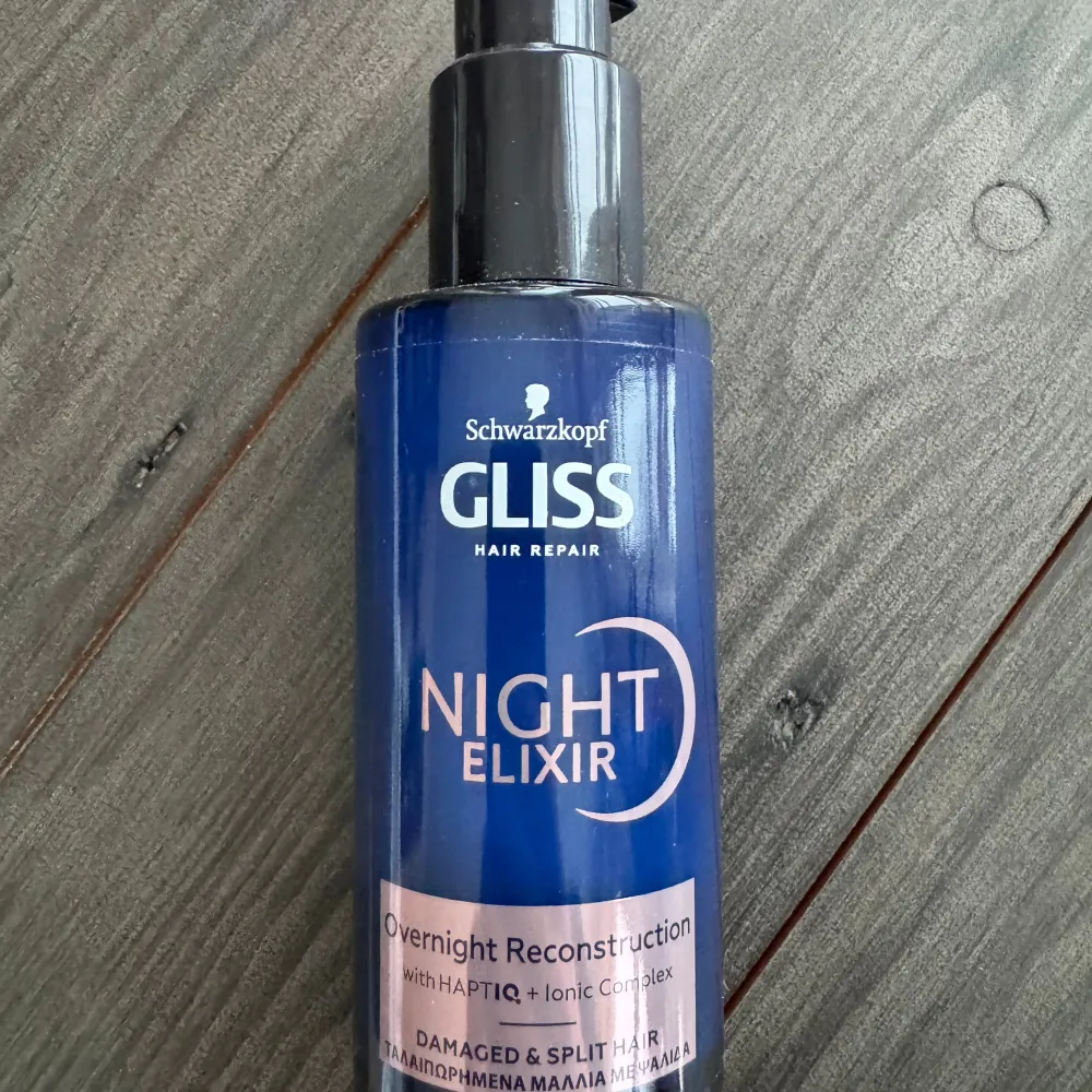 Schwarzkopf Gliss Night Elixir för nattlig rekonstruktion av skadat och kluvet hår. Innehåller HAPTIQ och Ionic Complex för att reparera och stärka håret under natten. Produkten kommer i en blå flaska med pump.. Skönhet.