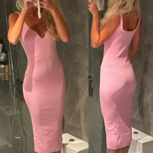 Ribbad Midi Klänning  - Rosa ankellång klänning 🩷 Använd en gång. 