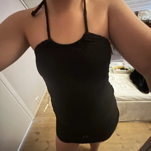 svart somrig klänning !!❤️ - en svart klänning med knyt band runt halsen, sparsamt använd ❤️
