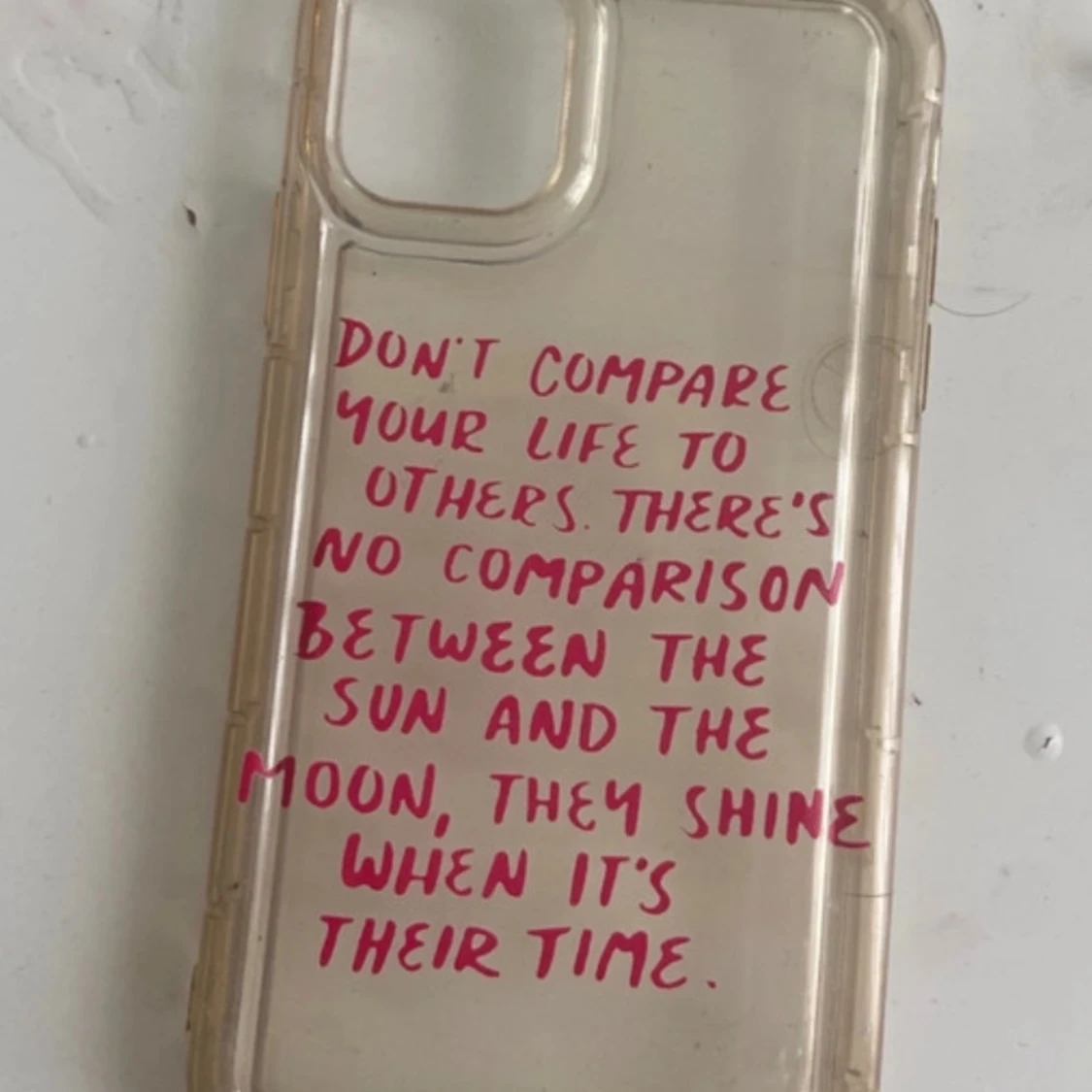 Mobilskal genomskinlig med rosa text iPhone 11