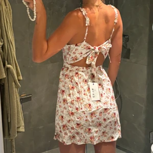 Blommig Klänning  - Helt ny klänning från NAKD med prislapp kvar 💐 Så fin sommarklänning som har justerbara axelband. 