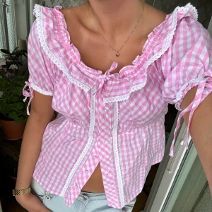 Rutig topp - Så söt rosa rutig topp med spetsdetaljer! 💕