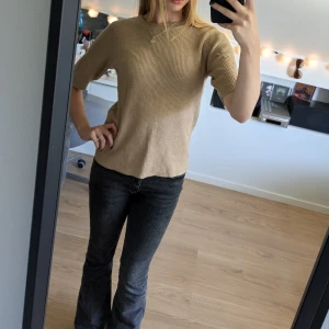 Stickad topp - Snygg och mysig topp från Vero Moda. Bara använd en gång ungefär. 💕 Den är i storlek M men är liten i storleken, passar både XS och S. 