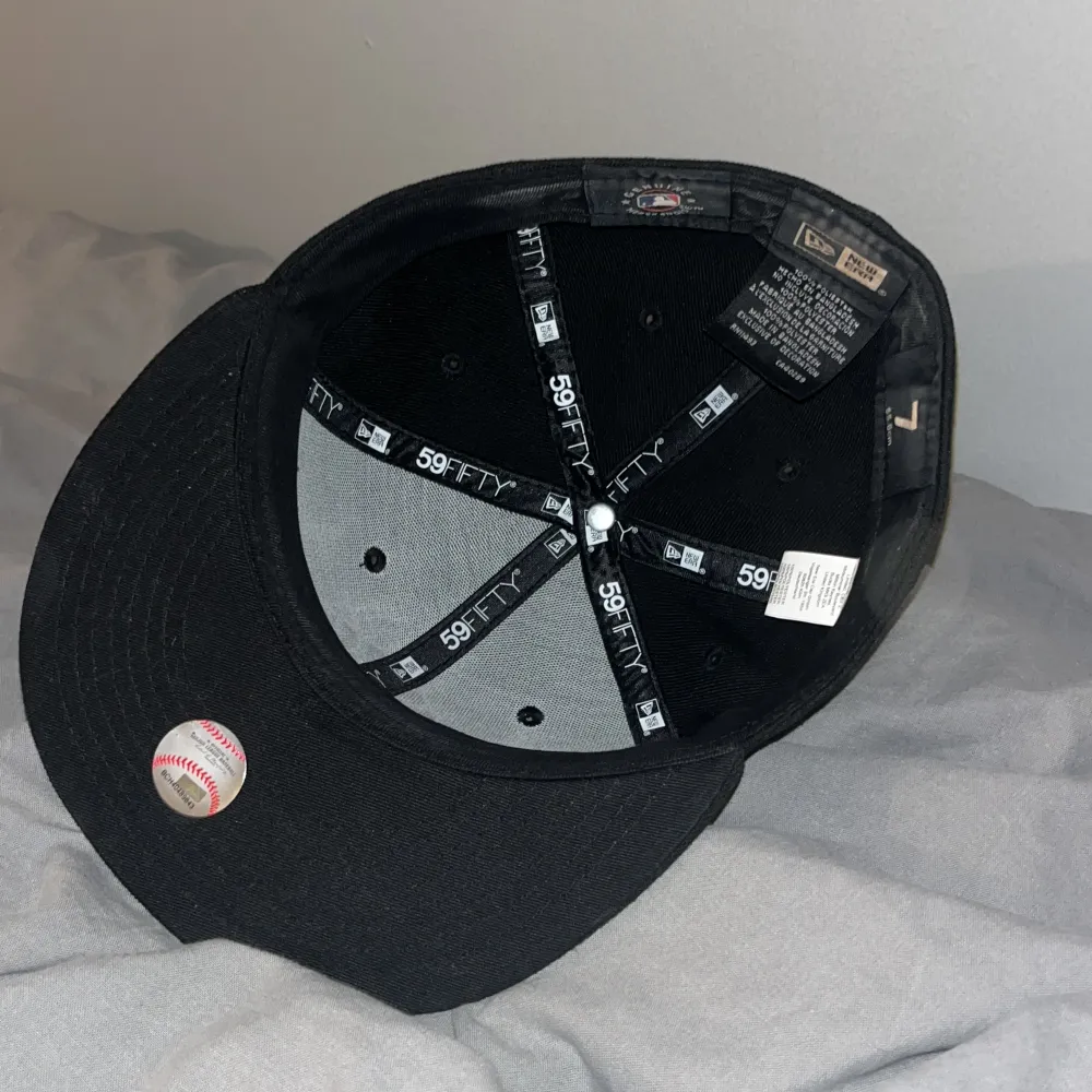 New York Yankees Keps! Skitsnygg men knappt använd för den passar inte mitt huvud (köpt ny för 500kr). Asusteet.