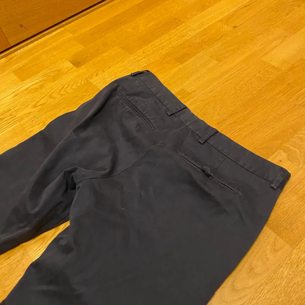 Fina chinos från A Days March i storlek 30. Passform-Regular fit, skick 7/10.. Farkut & Housut.