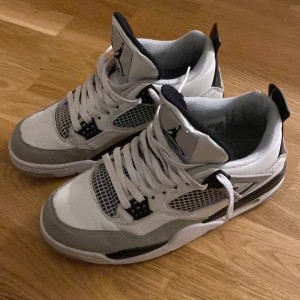 Jordan 4 - Säljer dessa jordens 4 military black då som inte kommer till användning längre.  Inga skador har användt dom varsamt.