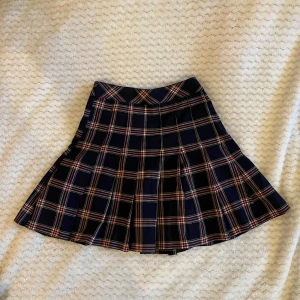 rutig kjol - Supergullig (och bekväm!!) rutig kjol från H&M. Välanvänd så lite noppig på vissa ställen men dragkedja etc funkar perfekt! 