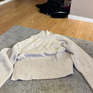 Stickad tröja  - Gina tröja stickad jätte skön men använder inte längre