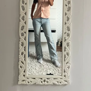 Weekday jeans  - Använda fåtal gånger, super snygga och sitter riktigt bra!   Jag är 1,62 cm lång   Storlek w 25 L 30 