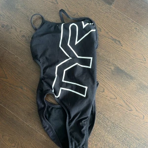 Baddräkt från Tyr - Tränings baddräkt från Tyr i storlek 28. Bra skick. 