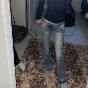 G rise jeans - Riktigt snygga jeans som tyvärr inte kommer till m. Använda 2 gånger 💗 Innerbenslängd 72cm men det står 75 på hemsidan 