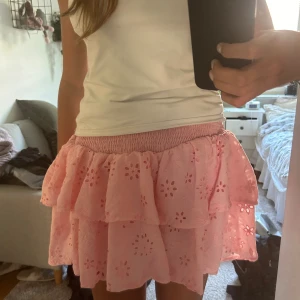 Mini kjol  - Jätte söt mini kjol i ordentligt material i form av två lager och magiskt mönster! Kjolen är aldrig använd (lappar kvar)! Storleken är M men skulle säga att den passar S också, Köpt för 279kr