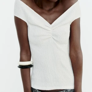 Vit off-shoulder topp - off shoulder topp från zara 💓 köptes förra månaden men jag tycker inte jag passar i den 😅nyskick