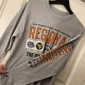 Champion tröja - Långärmad tshirt/sweatshirt. Lite tunnare i materialet än en sweatshirt men lite tjockare än en vanlig långärmad. Bra skick💗