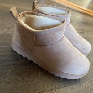 Uggs som aldrig använts då jag har haft andra alternativ som jag hellre tagit och eftersom de är från boohoo så är det såklart inte äkta uggs