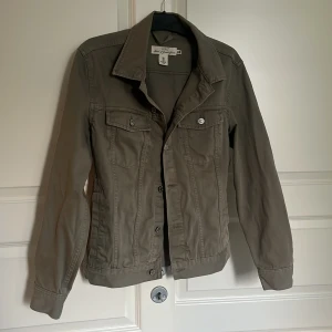 Grön jeansjacka - Jättefin grön jeansjacka från h&m, sparsamt använd för att den är lite för stor för mig som är 161 cm❣️❣️