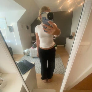 Linnebyxor från zara - Svarta linnebyxorish  Från zara Strlk S Använda fåtal gånger För referens år jag mellan 160-165 cm Pris kan diskuteras 