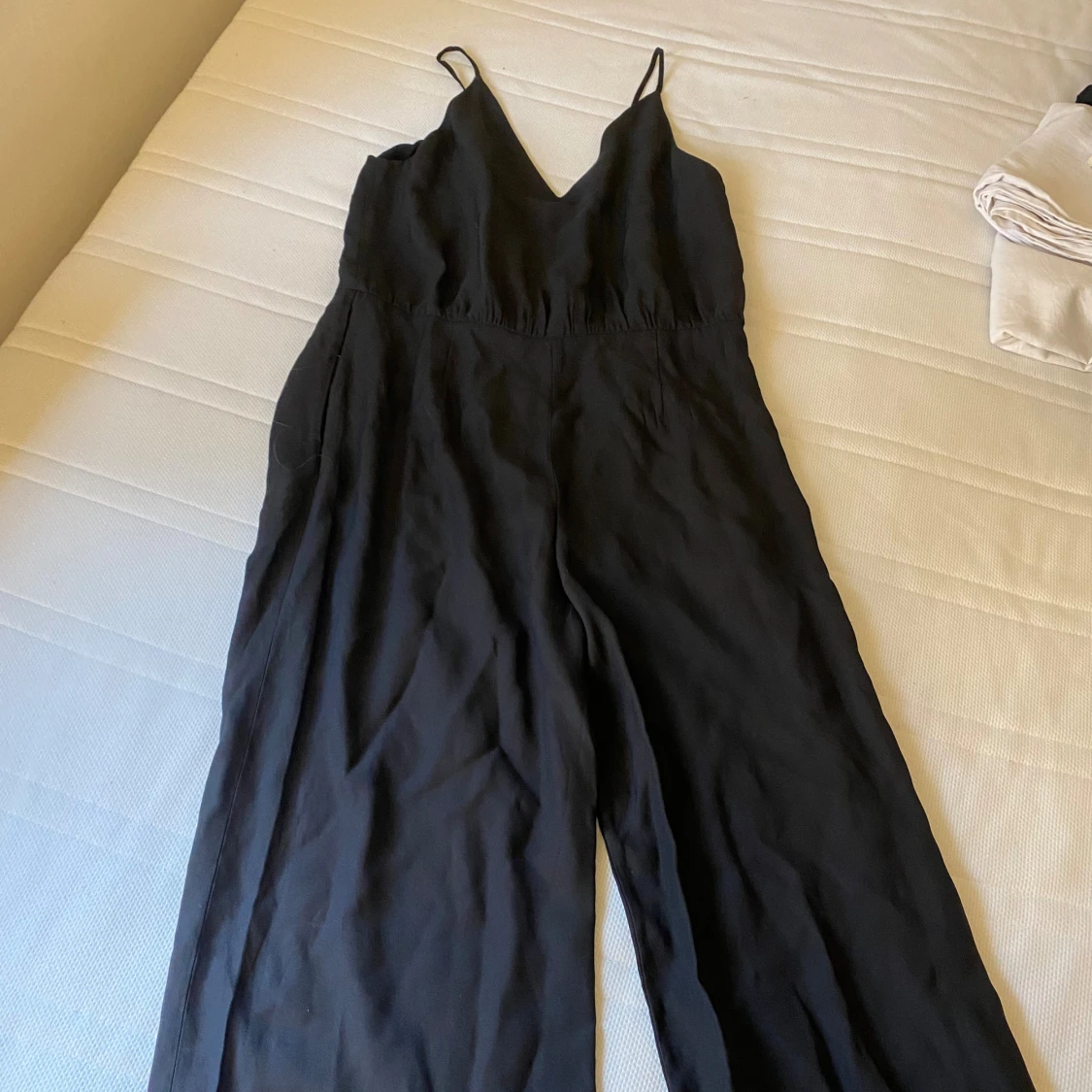 Svart långklänning med smala axelband - 90