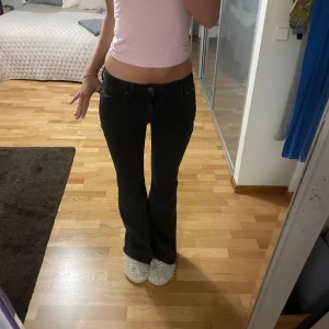 Svarta lågmidjade jeans - Säljer mina ursnygga lågmidjade jeans ifrån Weekday i modellen Flame. Då de inte kommer till användning 💗Passar perfekt på mig som är 170. (På hemsidan ser de mycket ljusare ut) Orginal pris 590 💘  Mått:  Midja: 34cm Innerben: 76cm Längd: 105cm  