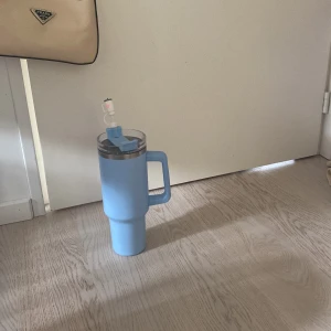 Vattenflaska😌 - Ny,stanley cup, inte använd,blå,sugrör 4st.