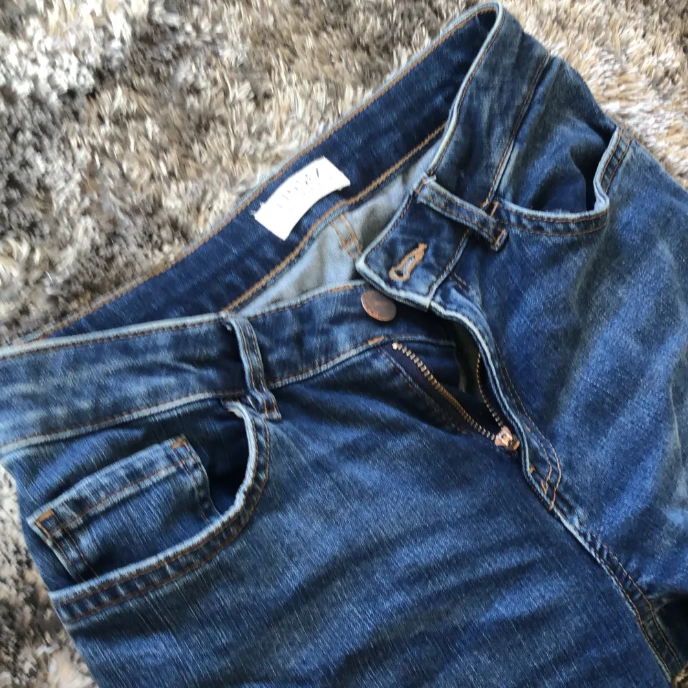 Ett par fina marinblåa jean ifrån lindex som är i strl 164 men skulle även passa S eller XS. Jeans & Byxor.