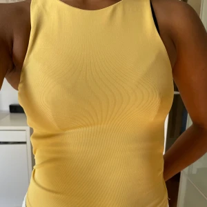 Gult linne/topp - Gul topp från Gina tricot. Säljes då jag endast använt den en gång. Modell bär XS/S och är 165cm.