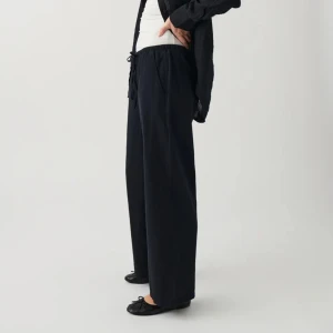 Gina tricot linnebyxor - Linnebyxor från Gina i fin skick Använda fåtal gånger. Stl S. lite kortare i längden. Passar om man är 165 cm och kortare.