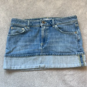 Dondup jeanskjol - Jag säljer den här snygga dondup kjolen pga att den är för liten. Den är storlek L fast i barnstolen vilket motsvarar xs i vanlig storlek,modellen är uppvikt💕💕