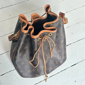 Louis Vuitton Noé väska  - Säljer nu min Louis Vuitton i modellen Noé då jag använde den som skolväska och tagit studenten. Därav används den inte så ofta. Superfint skick och en så bra väska som rymmer mycket. 