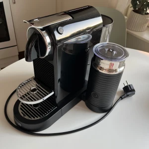 De’Longhi Nespresso Citiz & Milk EN 267 kaffemaskin/kapselmaskin - Kaffemaskin/kapselmaskin De’Longhi Nespresso Citiz & Milk, EN 267, svart. Maskinen är i nyskick, fullt fungerande.  Kommer från ett djur- och rökfritt hem. Maskinen har inga skador.