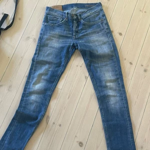 Dondup George - Tjena! Säljer dessa dondup jeans i st 29w. Dom sitter slim. jag är verklgien öppen för byten så skriv bara! Vid snabb affär kan pristet ändrad!