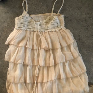 Beach klänning - Krämvit volang klänning Perfekt för stranden och ute