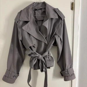 croppad trenchcoat - Grå croppad trenchcoat, köpt för ett år sen på Gina Tricot 🩶 Skickar gärna fler bilder privat ☺️