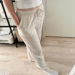 Linnebyxor  - Linnebyxor från Nelly i storlek 34. Sydde upp dem och sen drog de tyvärr ihop sig efter första tvätten, så de är nu lite för korta för mig som är 167 cm lång. Passar bättre på nån som är kortare. Kanten har fransat upp sig lite på insidan, syns ej.