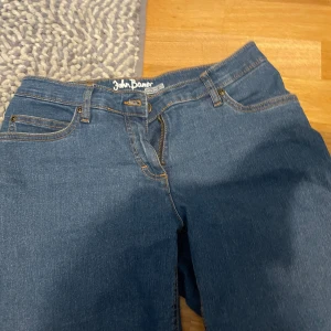 lågmidjade flare jeans - jättefina lågmidjade jeans. använd några gånger men är i jättefint skick och inga defekter. säljer pga har tröttnat lite och har gått ner i vikt så de ser stora ut på mig. 