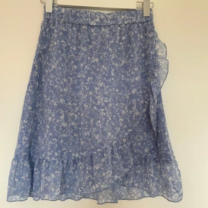 Sommarkjol - Söt kjol från by young i ljusblå förg med blommigt mönster