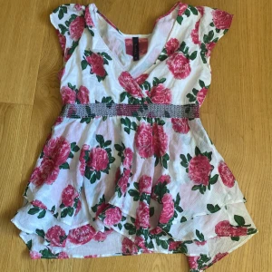 Bondeleid blus - Somrig blommig blus💓