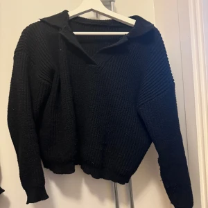 Svart stickad tröja - Stickad tröja från shein, används ej. Accepterar de flesta bud o pris kan diskuteras💖