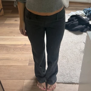 Lågmidjade kostymbyxor - Så fina lågmidjade kostymbyxor!  Midjan är 37cm rakt över, några cm långa på mig som är 167. Perfekt skick